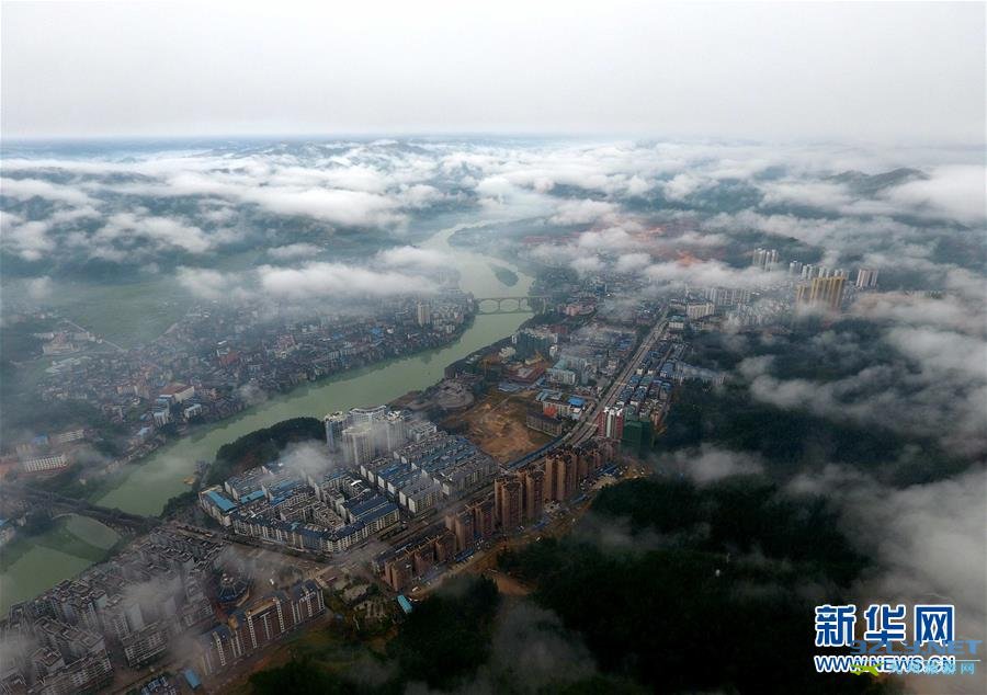 俯瞰烟雨中的广西三江侗族自治县县城