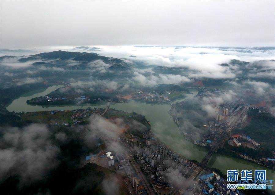 俯瞰烟雨中的广西三江侗族自治县县城