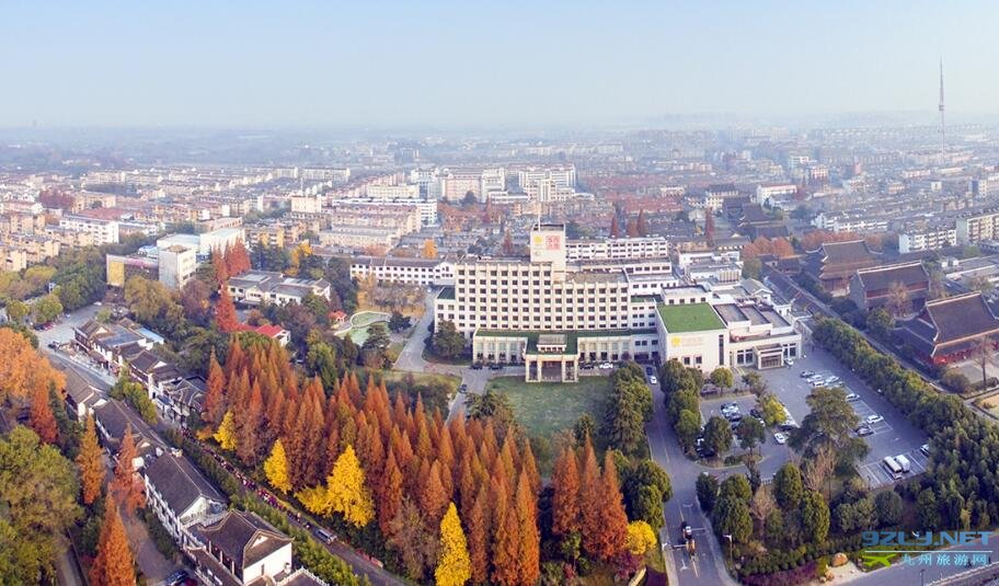 航拍：大雪时节扬州城里秋意浓