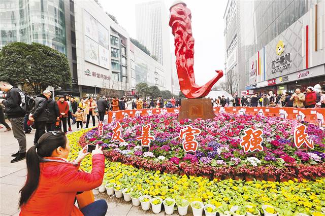 重庆：江北观音桥鲜花扮靓新年