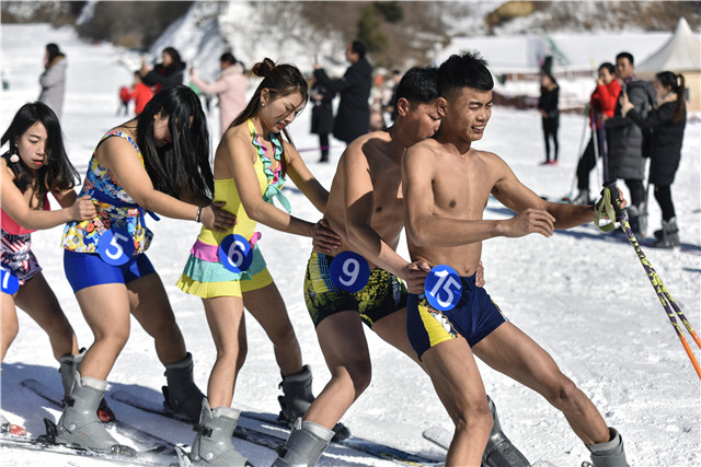 河南西峡：老界岭滑雪场第五届泳装滑雪大赛成功举办