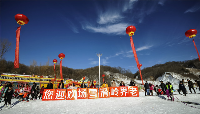 河南西峡：老界岭滑雪场第五届泳装滑雪大赛成功举办