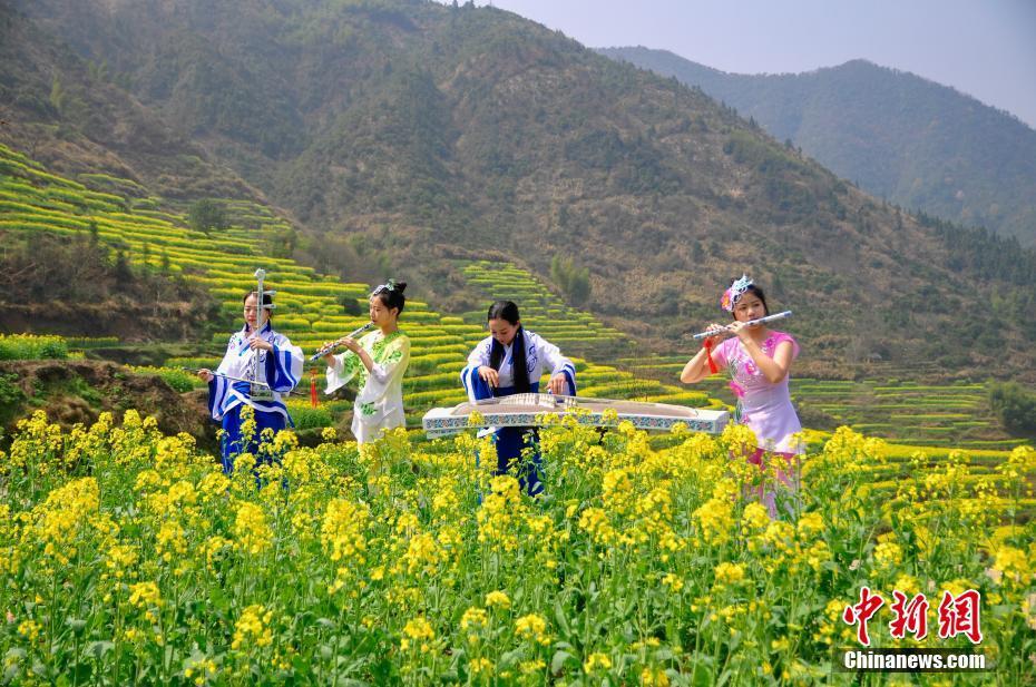 江西婺源：航拍篁岭梯田花海美景