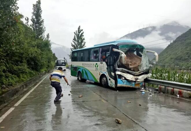 四川：巨石砸中旅游大巴，生死关头，司机做了一个果断而悲壮的决定