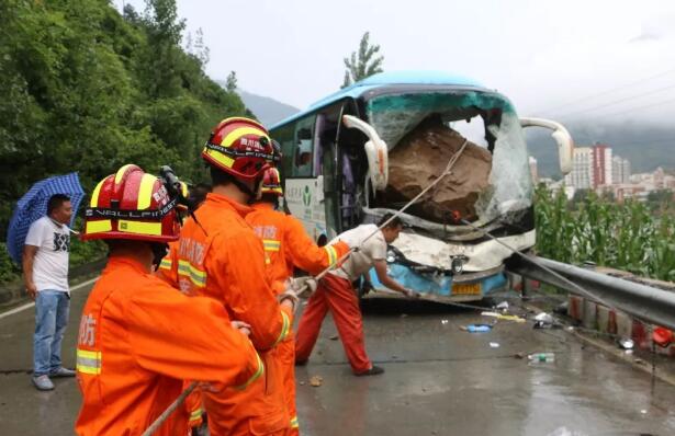 四川：巨石砸中旅游大巴，生死关头，司机做了一个果断而悲壮的决定