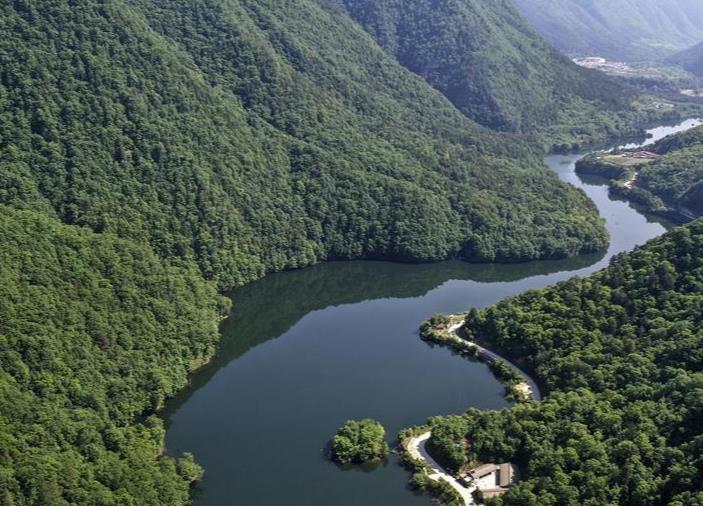 陕西：秦岭主峰太白山南麓太白县黄柏塬镇秦岭腹地小江南