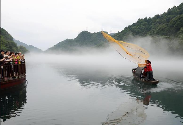 湖南：小东江两岸峰峦叠翠 薄雾笼罩江面 宛如仙境